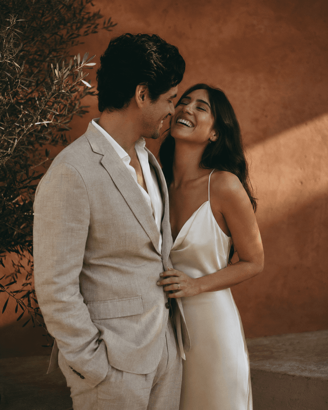 Pareja celebrando su boda en una hacienda mexicana al atardecer